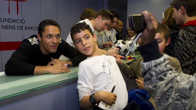 Một chú bé thích thú khi được chụp ảnh cùng Adriano